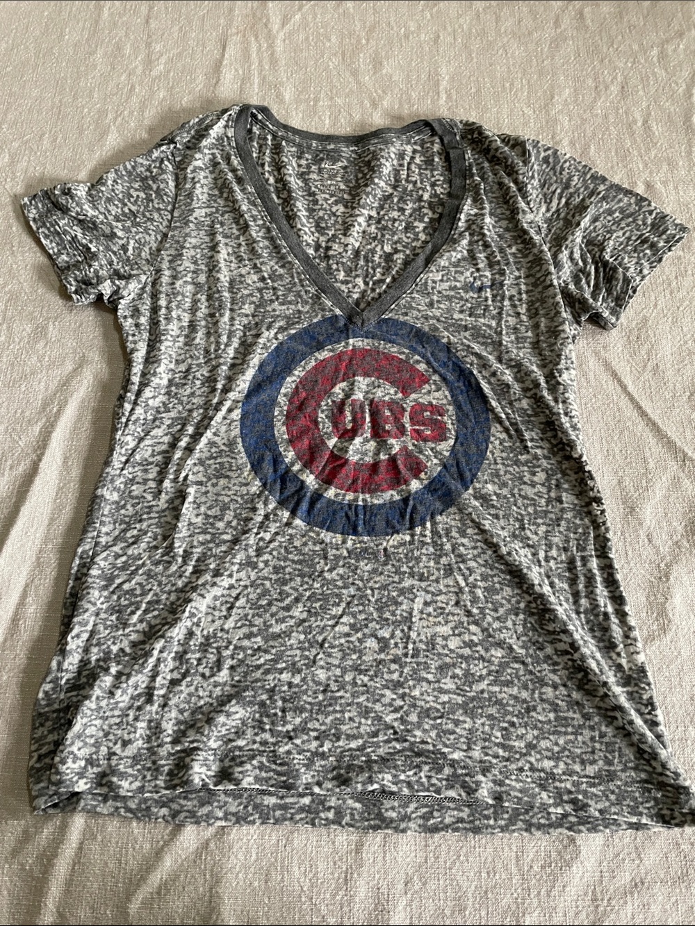 Women’s Nike Grey V-Neck Chicago Cubs Graphic Tee